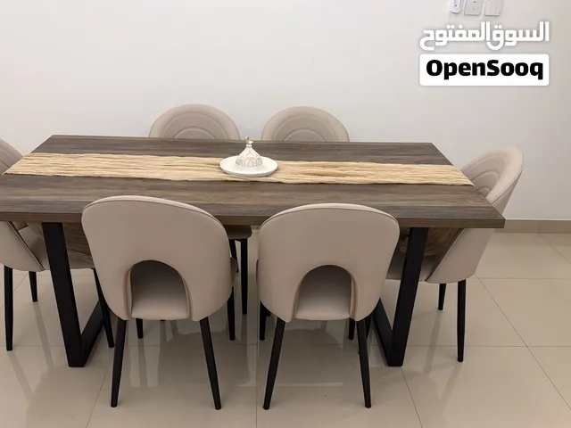 طاولة طعام مع 6 كراسي للبيع بداعي السفر