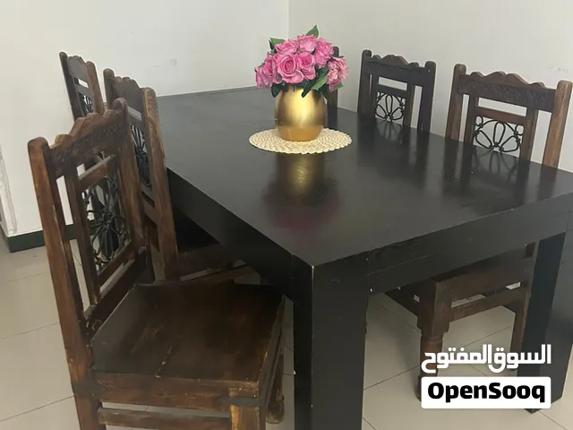 طاولة طعام مع الكراسي وطاولة تلفزيون للبيع