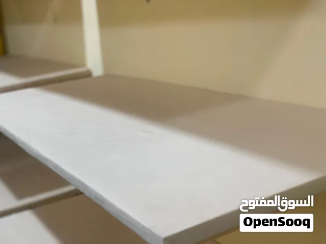 رفوف خشب مدوشمه ابيض وبرتقالي القياسات والاسعار داخل بالوصف