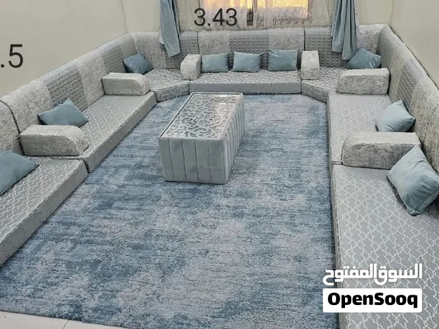جلسه للبيع مع زل حجم كبير مع طاوله بدون الستاره شبه جديد