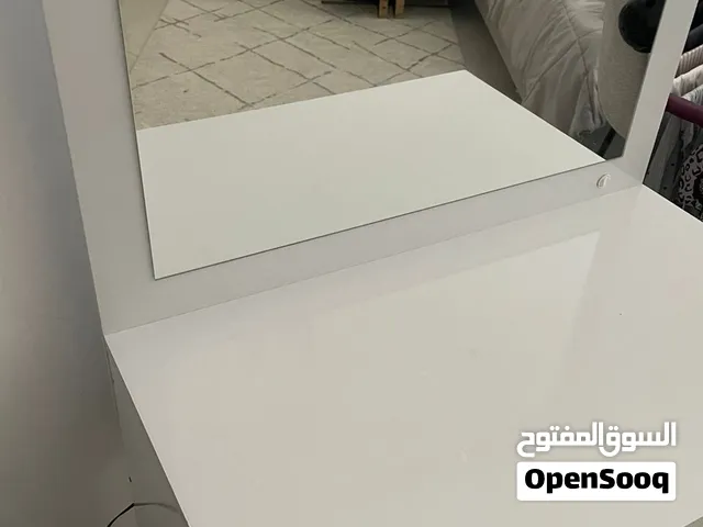 تسريحة مع مرايا و اضاءة للبيع