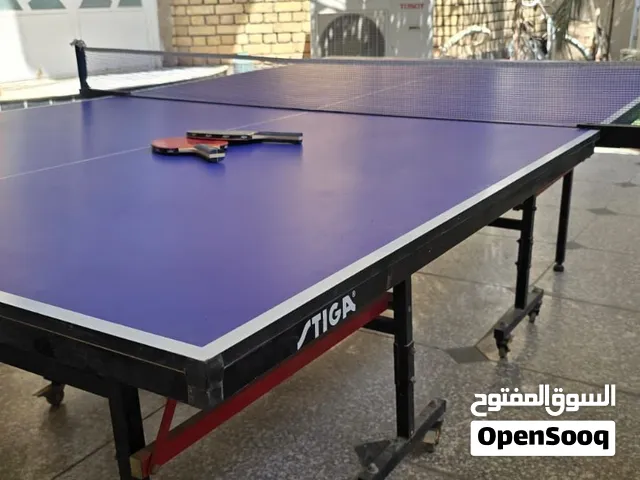 منضدة(تنس طاولة) للبيع من ماركة سويدية (STIGA). يأتي معها سيت ركتات وكريات و مشبچ.  السعر: 220 الف.