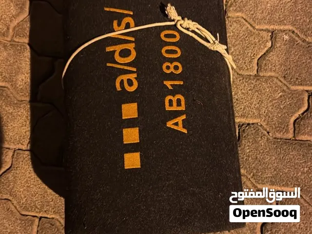 مضخم صوت (أمبليفاير) للسيارة من ماركة a/d/s/ موديل AB1800 محاطاً بغطاء حماية