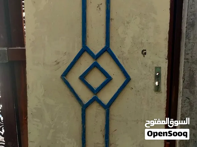 5 ابواب خشب وشباك pvc وباب حمام المنيوم بحالة جيدة للبيع