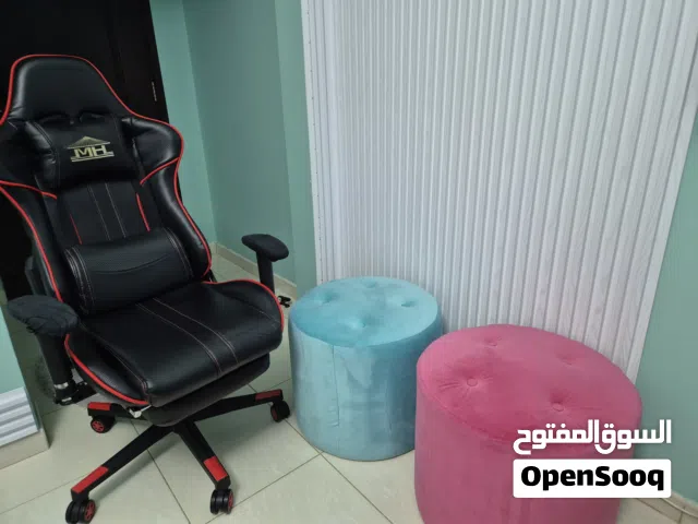 للبيع كرسي قيمنق بحجم كبير ونظيف مع مقعدين صغيرين وغطاء للمقعدين باللون الكحلي بسعر 180 قابل للتفاوض