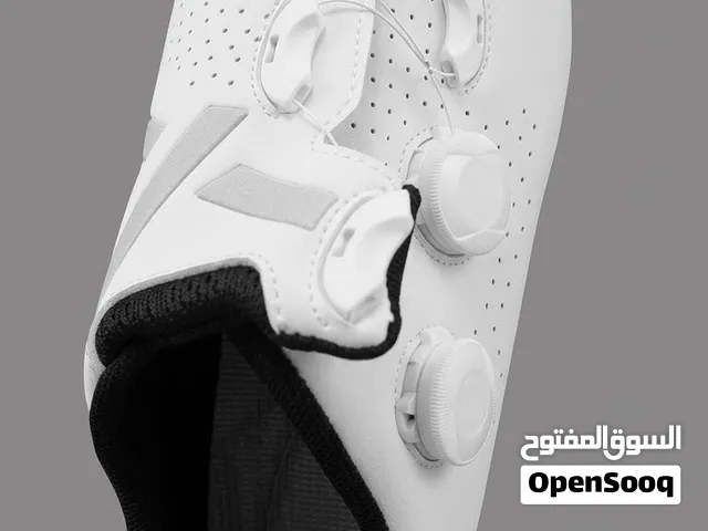 حذاء رياضي أبيض مخصص لركوب الدراجات (Cycling Shoe) مزود بنظام إغلاق دوار (مثل نظام BOA) وثقوب تهوية