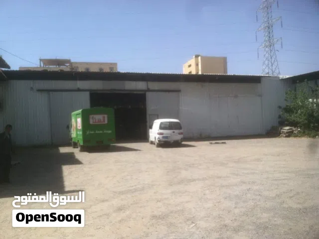 هنجر عرطه للايجار مع حوش في حده الخمسين 20 لبنه وحوش 7 لبن