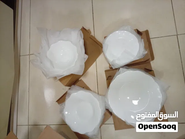 للبيع طقم عشاء أواني (صحون وسرافيس) باللون الأبيض الناصع الملكي، يتميز بتصميم كلاسيكي راقٍ العزائم