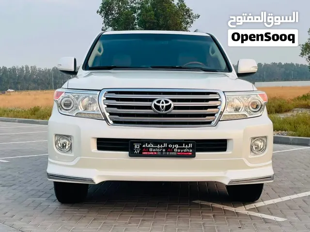 لاندكروز GXR V8 لون ابيض من الخارج  من الداخل بيج  السياره مالك اول من الوكاله