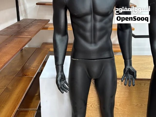 رفوف خشبيه و اغراض محل ملابس رجاليه