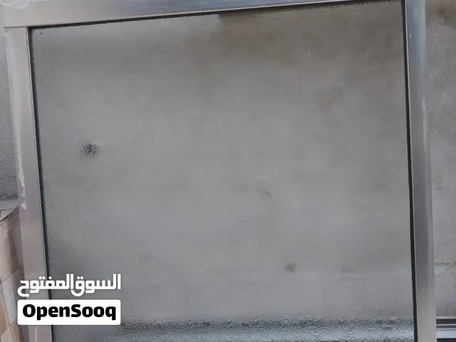 شباك الأمنيوم بحاله جيده  يغطي مساحه شباك ارتفاع متر وعرض مترين