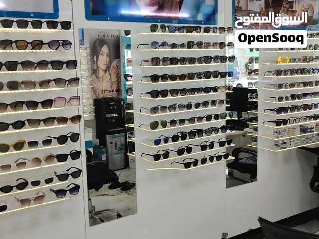 ديكور محل نظارات كامل للبيع بيه 3 استندات كبار و3 استندات صغار و2 استند ومرايا