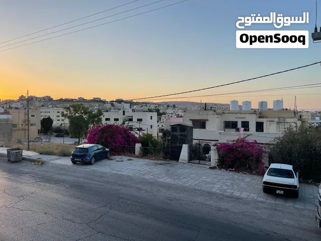 موقع استثماري مميز للبيع (يحتوي على منزل مستقل 3 ط) الزرقاء - الزواهرة - شارع بيرين الرئيسي التجاري