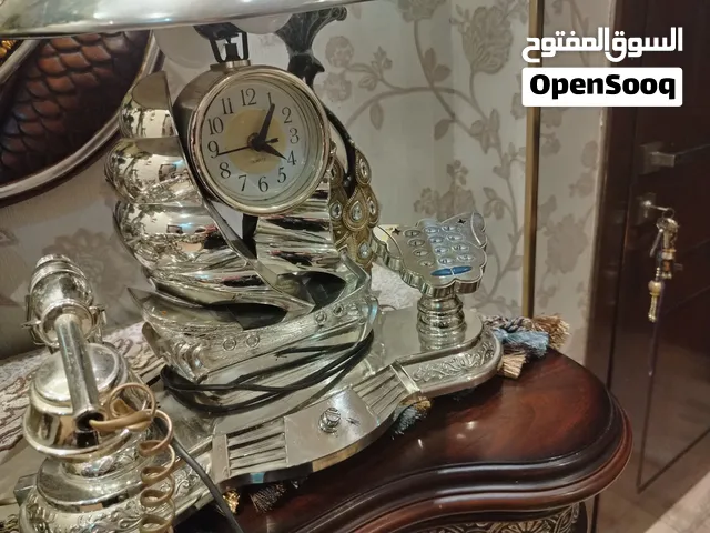 متفرقات تلفون انتيك مع تيبل لامب مع ديكور وصينيه ثلاثيه ذهبية