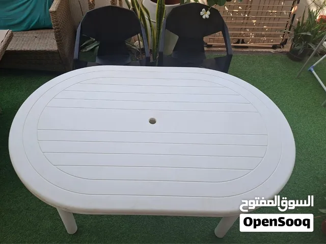 طاولة بلاستيك