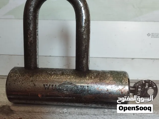 قفل للبيع        .