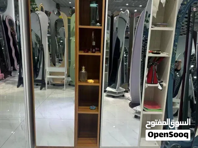 خزانة خشب مع مراية