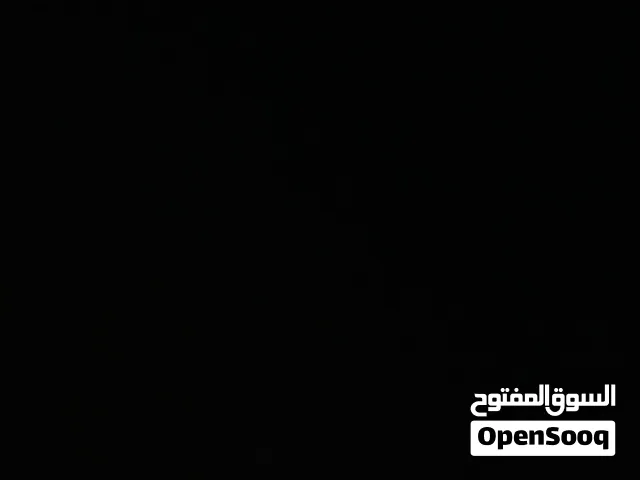 معي ايفون 13عادي نظيف فين شمخ من ورا فوق الكيمره الكيمره ما فيها شي بس الشمخ موجود البطاريه 88باغي