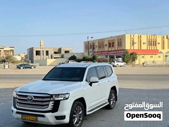 تويوتا لاند كروزر 2023 GXR أبيض مع مواصفات خليجية ومرخصة للبيع بيضاء بداخليه جلد اسود