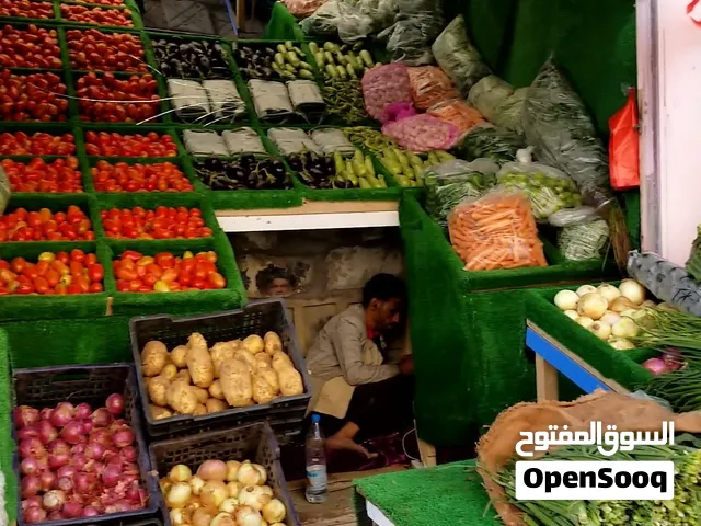 **فرصة استثمارية ممتازة: محل خضار وفواكه للبيع او التقبيل في موقع مميز!**