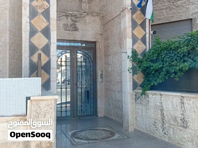 شقة مميزة للبيع من المالك مباشره باطلاله مفتوحه وموقع حيوي عند إشارة وزارة الصحه