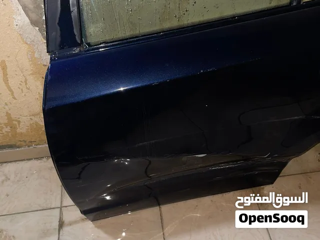 باب سيارة دودج تشارجر