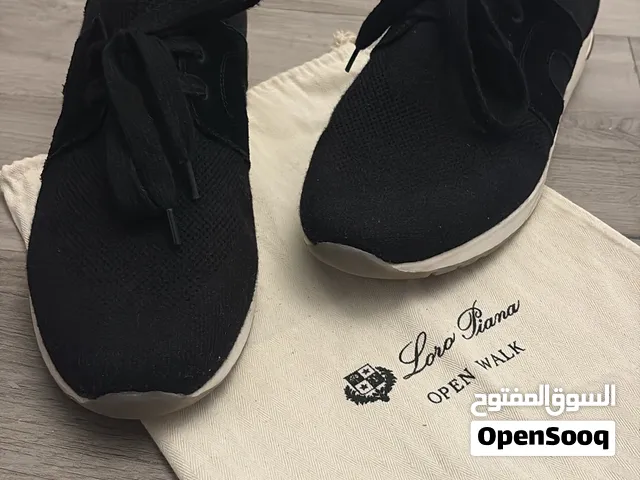 جوتي لورو بيانا مستعمل شهر صالح للمشي المفتوح و للرياضه الانيقه .