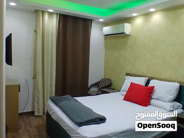 المقطم شارع9 الرئيسي ايجار يومي وشهري فرش فندقي ومكيفه بالكامل 3غرف
