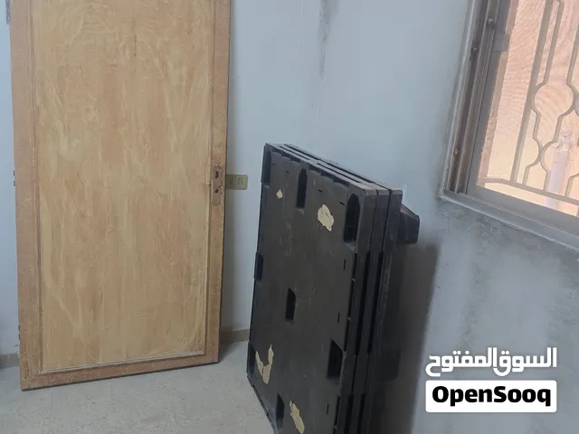 باب خشب وطبالي بلاستيك