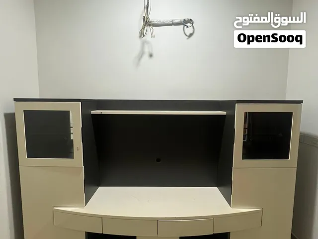 وحدة تلفزيون فخمة مع خزائن جانبية للبيع