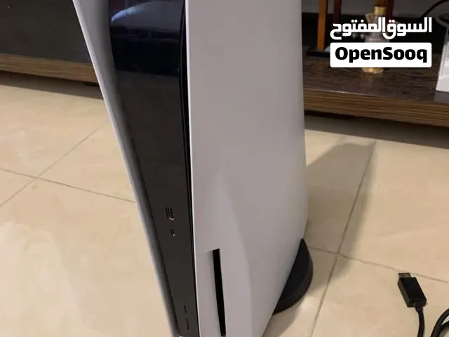 PS5 للبيع Disk edition استعمال خفيف ومش مفتوح وموجود لي لزقة الضمان مع يد سليمه
