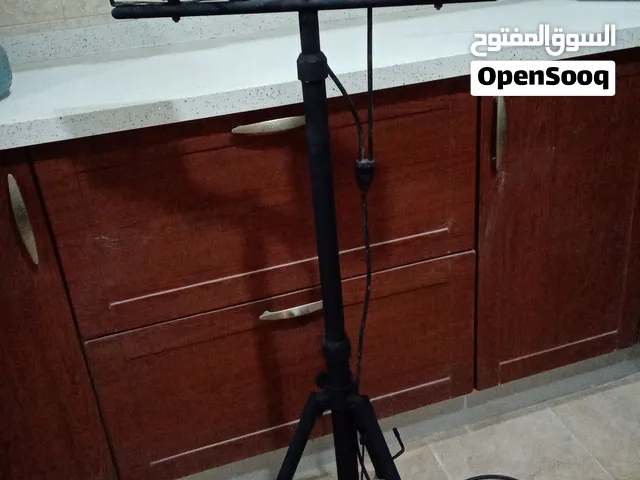 حامل إضاءة ثلاثي القوائم (Tripod) مزود بكشافين LED مزدوجين، وهو مصمم خصيصاً لإضاءة مواقع العمل،