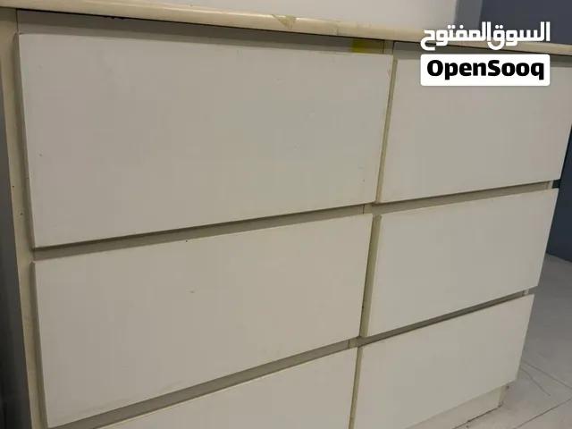 طاولة تخزين و تنفع تكون تسريحه