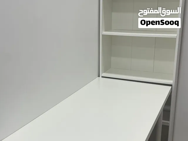 للبيع طقم مكتبي من إيكيا باللون الأبيض بحالة جيدة جداً