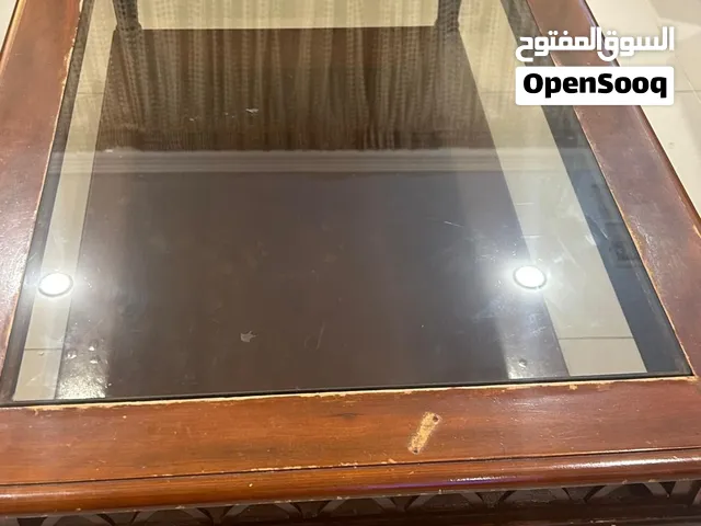 طاولة متينة مستعملة