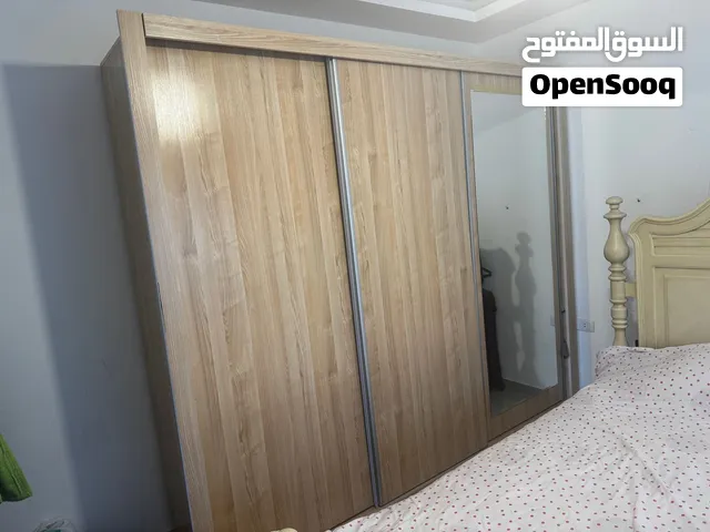 خزانة ملابس خشب لاتيه متين جدا شبه جديدة 3 ابواب