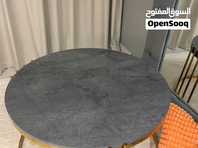 طاولة وسط دائرية رمادية بقاعدة ذهبية للبيع