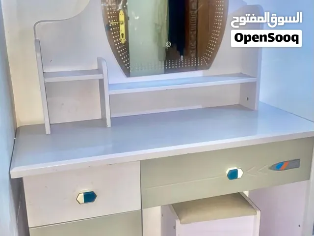 سرير جديد مع ميز. تواليت.