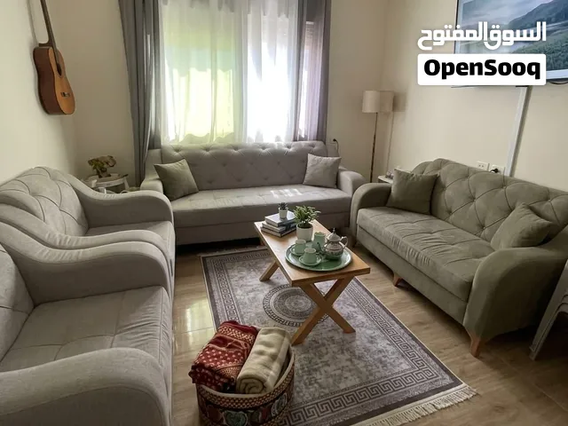 طقم كنب مستعمل مع طاولة وسط بوضع جيد جدا