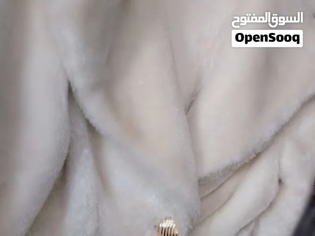 جاكيت ابيض شتوي بزبط للاعراس وللمشاوير وللعرايس اشتريتو وما لبستو والله قياسه رقم واحد يعني سمول