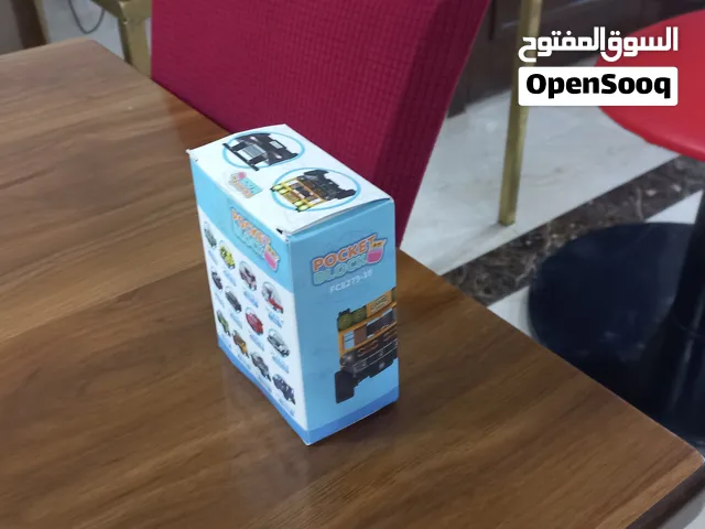 كرتونه فيها ليغاتين في بوكس واحد عده سيارات فيها