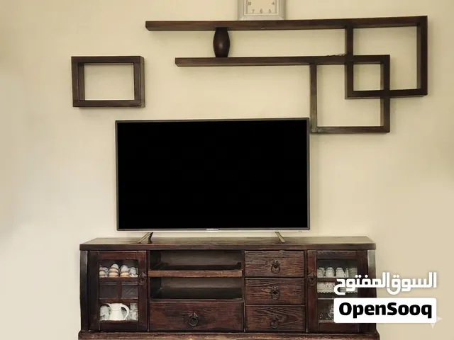 طاولة تلفزيون مع ديكور حائط للبيع