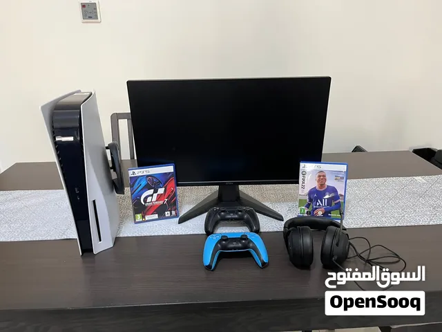 بلاستيشن 5 ومقبضين باللون الاسود والازرق ولعبتين وسماعات قيمنق
