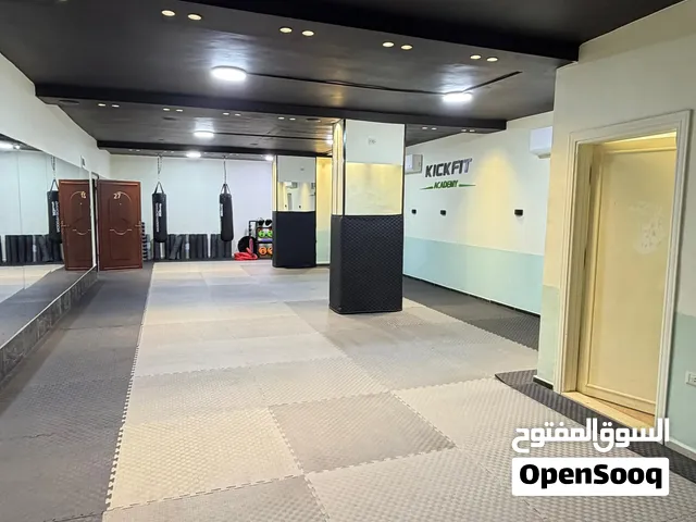 فرصة استثمارية بسعر مميز– للتنازل عن مشروع قائم للبيع  بسبب السفر، موقع مميز