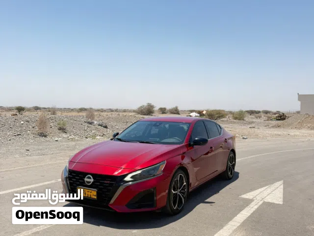 نيسان التيما 2024، موديل SR، لبيع سيارة صالون أحمر بنزين، مرخصة ومستعملة