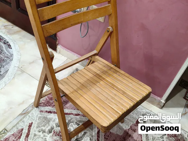 كرسى زان احمر قابل للطى بحالة ممتازة للبيع