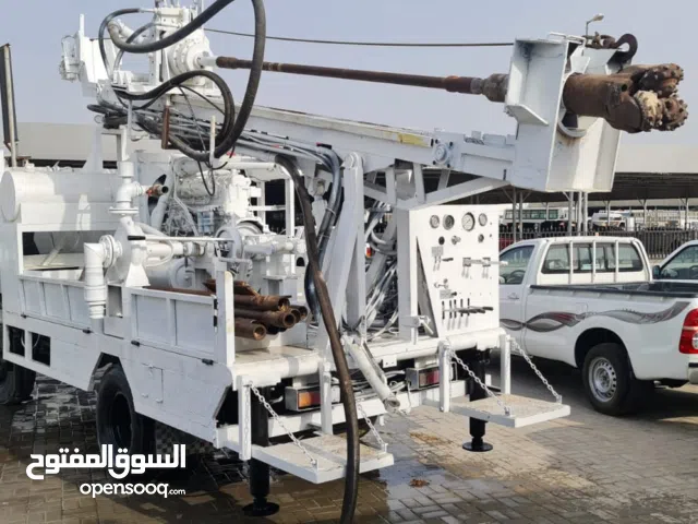 حفارة ابار دريل جاهزه على شغل معه 50 مترا انابيب مع راس حفر 12 مع مد بابم سيارة فرويل