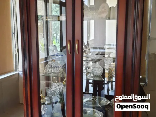 خزانة سفرة   فضية بحالة جيدة للبيع جدا