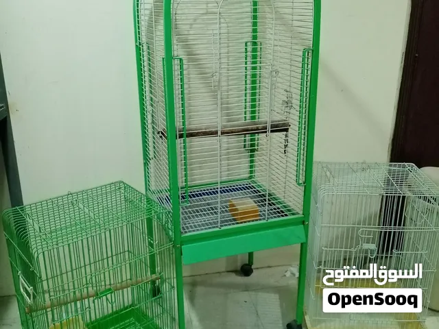 ثلاثه اقفاص طيور واحد كبير اثنين وسط