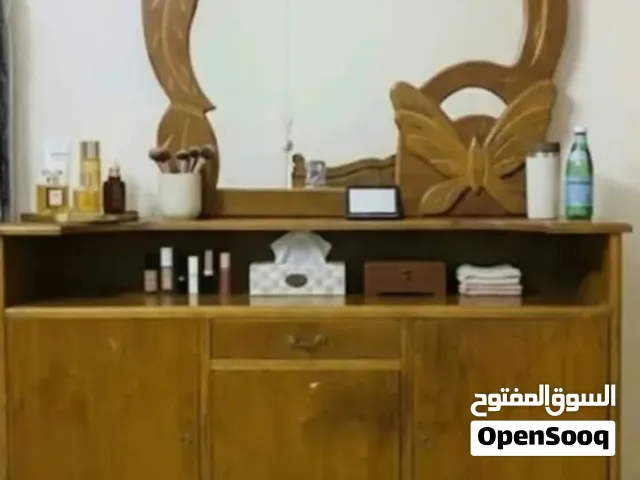 بوفيه خشب + مراية كبيرة شغل يدوي قوي  خشب صاج لايحتوي على اي كسور بوفيه واسع ومرتب، بيه أدراج ورفوف